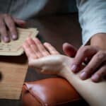 EFT (Tapping) : le guide complet pour débuter et se libérer de l&rsquo;anxiété en 5 minutes