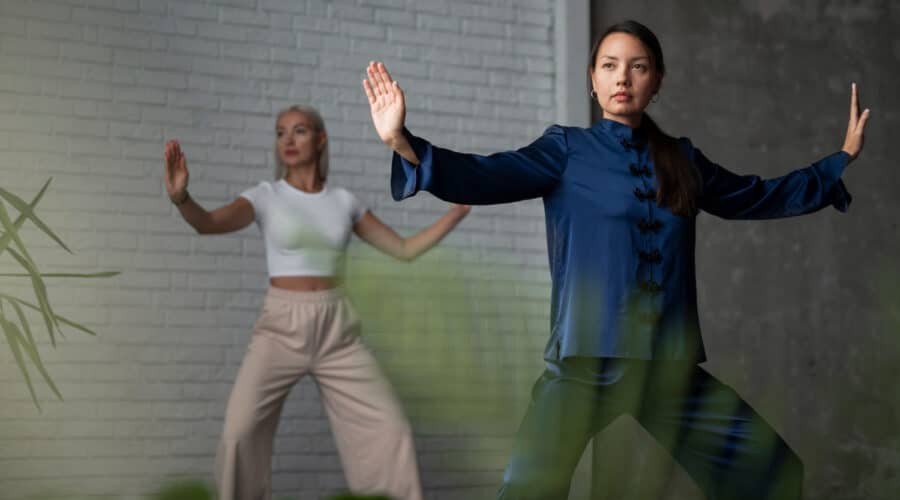 Qi Gong ou Tai Chi : lequel choisir pour débuter ? (Différences et bienfaits).