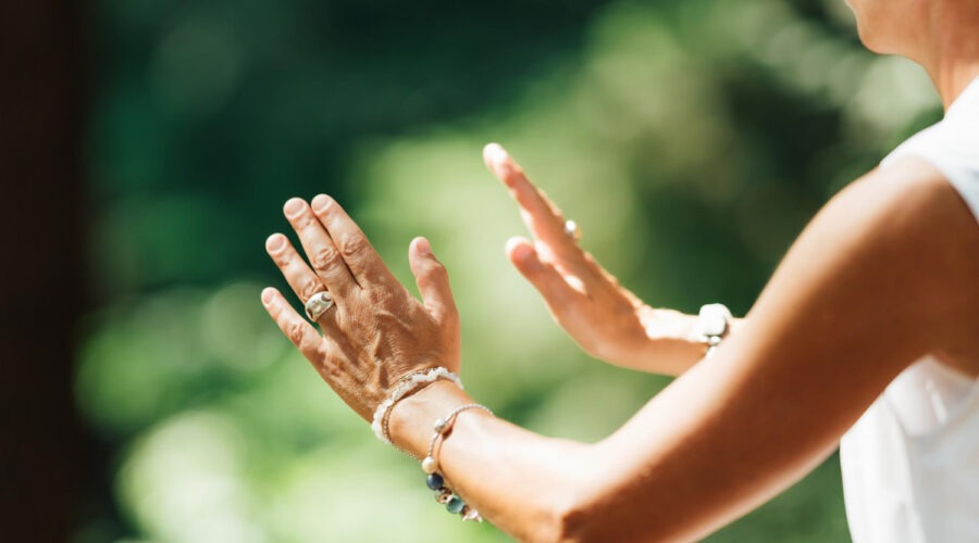 Magnétiseur : don, charlatanisme ou vraie thérapie ? On fait le point.