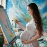 Art-thérapie en périnatalité : accompagner l&rsquo;expérience sensible de la naissance
